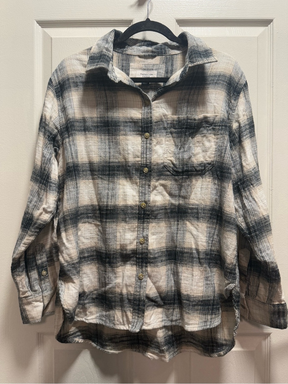 American Eagle Cream and Black Plaid Shirt size M